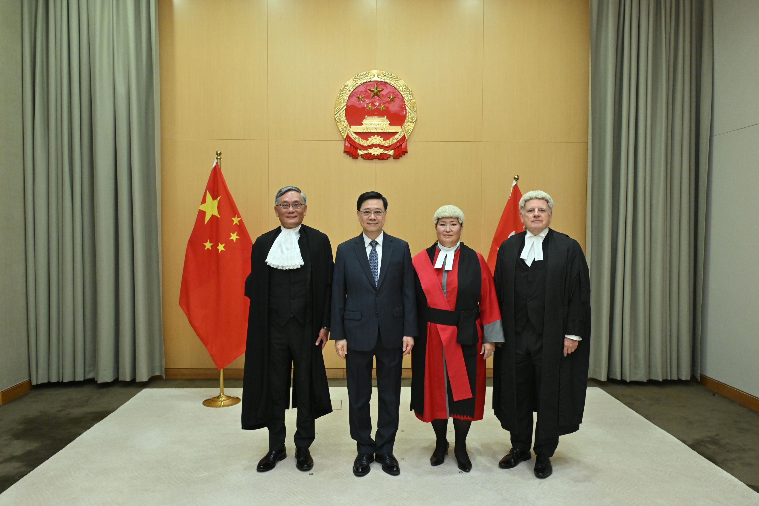 区域法院法官胡雅文（右二）获委任为高等法院原讼法庭法官 